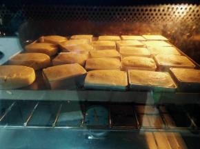 烤箱提前预热到150度，共烤30分钟，中途15分钟拿出来翻面一次。