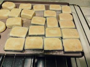 烤好后放凉到手温就可以脱模了。