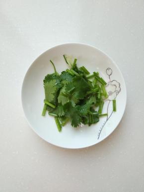 香菜清洗干净，切小段备用。
