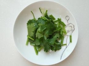 香菜清洗干净，切小段备用。
