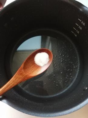 锅里加入适量的清水，加入适量的盐、少量油，这样做煮出来的面口感更筋道还不易粘锅。