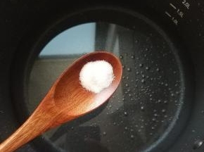 锅里加入适量的清水，加入适量的盐、少量油，这样做煮出来的面口感更筋道还不易粘锅。