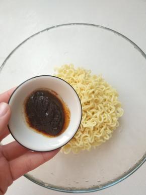 把煮好后的面沥干水份捞起，加入沙茶酱。