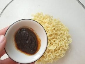 把煮好后的面沥干水份捞起，加入沙茶酱。