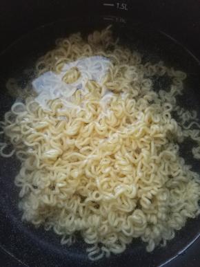 水开后加入面，时不时搅拌，避免溢锅。