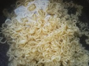 水开后加入面，时不时搅拌，避免溢锅。