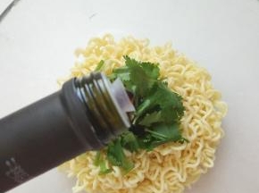 加入适量的黑醋。