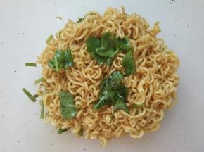 用筷子拌匀，美味的黑醋香拌面就做好了。