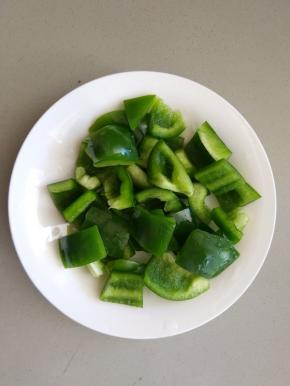 青椒洗干净，去籽，切成小块。