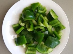 青椒洗干净，去籽，切成小块。