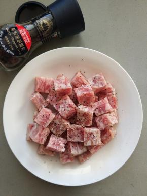 牛仔粒清洗干净后，加入黑胡椒粉、适量的盐，拌匀后放置五分钟左右。