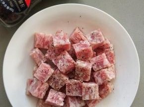 牛仔粒清洗干净后，加入黑胡椒粉、适量的盐，拌匀后放置五分钟左右。