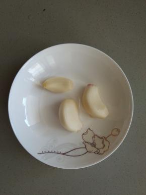 大蒜去除蒜衣。