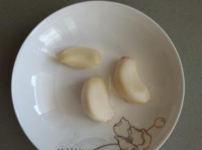 大蒜去除蒜衣。