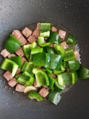 炒到牛仔粒变色时，加入青椒一起大火翻炒至熟。