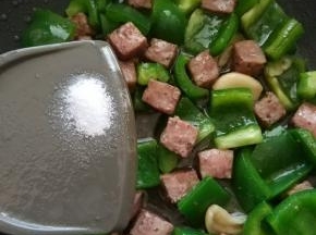 起锅前加入盐调味即可。