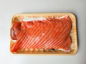 准备三文鱼骨开始处理