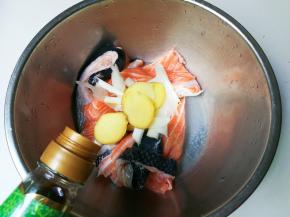 淋入一勺蒸鱼豉油