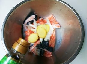 淋入一勺蒸鱼豉油
