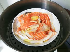 蒸锅烧开，三文鱼骨放入盘中再放入蒸锅蒸八分钟焖三分钟