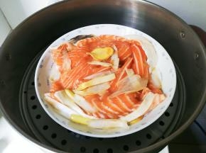 蒸锅烧开，三文鱼骨放入盘中再放入蒸锅蒸八分钟焖三分钟
