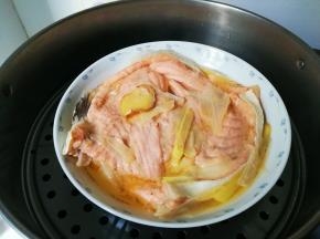 蒸熟挑去姜片大葱撒入葱花