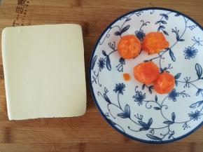 准备好豆腐和咸蛋黄