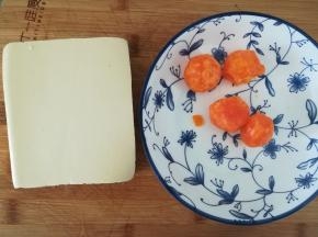 准备好豆腐和咸蛋黄