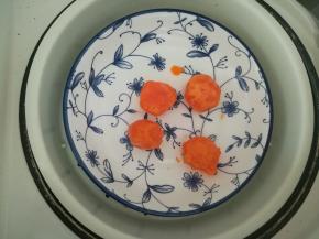 咸蛋黄入锅蒸熟。