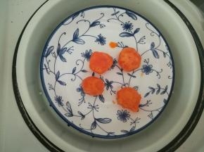 咸蛋黄入锅蒸熟。
