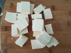 豆腐切块。