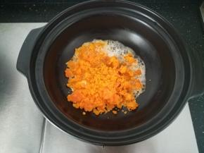 砂锅热油，倒入咸蛋黄翻炒