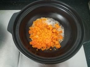 砂锅热油，倒入咸蛋黄翻炒