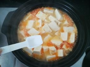 炖煮四五分钟，放入食盐调味。