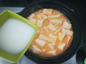 最后大火倒入水淀粉，收浓汤汁即可。