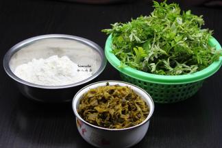 准备艾叶、面粉、酸菜、干辣椒、生姜、酵母等食材；