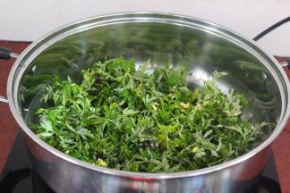 清水煮沸，放入艾叶汆烫；