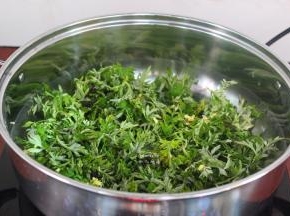 清水煮沸，放入艾叶汆烫；