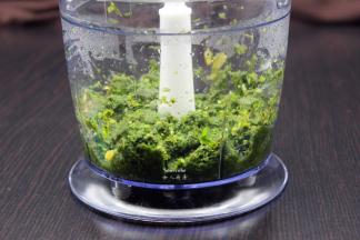 汆烫好的艾叶、生姜放入料理机打碎；