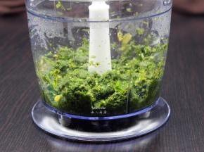 汆烫好的艾叶、生姜放入料理机打碎；