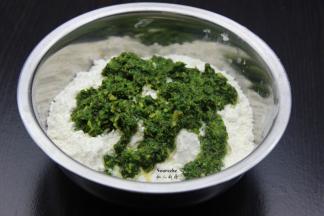 打碎的艾叶连同汁倒入面粉中，拌均揉成光滑面团；