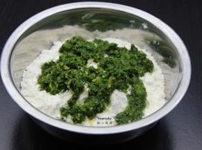 打碎的艾叶连同汁倒入面粉中，拌均揉成光滑面团；