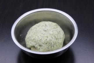 等面团发酵至原来的二倍大；