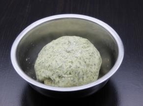 等面团发酵至原来的二倍大；