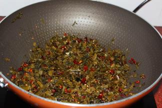 等待发酵的时候，把酸菜，干辣椒一起炒；