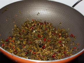 等待发酵的时候，把酸菜，干辣椒一起炒；