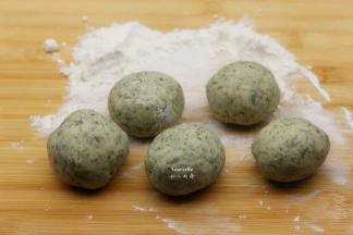 发酵好的面团，揉、排气，再次揉成光滑的长条，分小团；