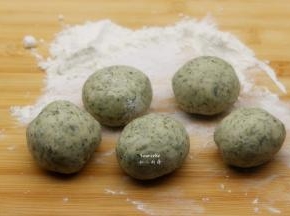 发酵好的面团，揉、排气，再次揉成光滑的长条，分小团；