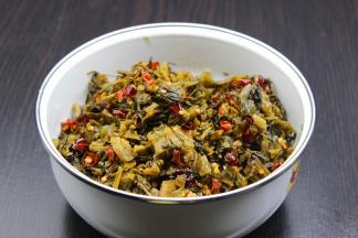 炒的香辣酸菜，放凉待用；