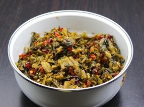 炒的香辣酸菜，放凉待用；